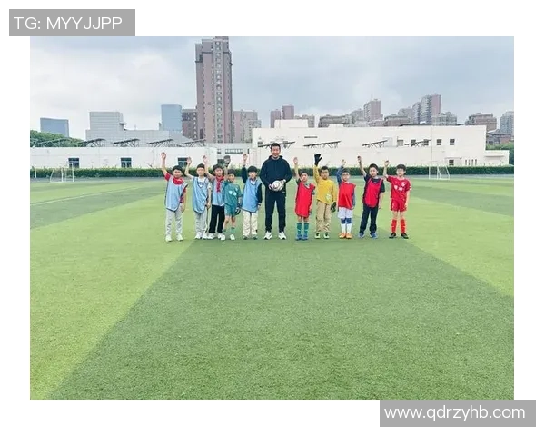 足球明星与孩子们的温馨对话揭示梦想与坚持的力量 足球明星与孩子们的温馨对话揭示梦想与坚持的力量